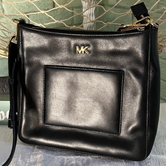 EUC - Michael Kors Gloria Leather Pocket Swing Pack - Picture 1 of 7